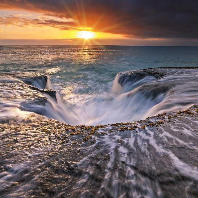 Damit Dich die Gifte nicht in den Strudel ziehen. Achte auf diese 11 Zeichen eines Toxin-Rückstaus - ein Artikel von Annette Lartey - AlphaGenetik -  - Quelle für mehr Leistungsfähigkeit